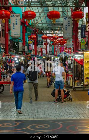 Einkaufen am Nachtmarkt Petaling Street, Chinatown, Kuala Lumpur, Malaysia Stockfoto