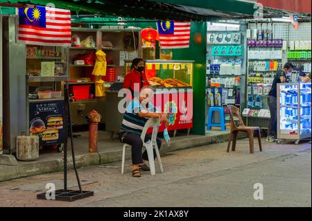 Lebensmittelverkäufer auf dem Nachtmarkt in der Petaling Street, Chinatown, Kuala Lumpur, Malaysia Stockfoto