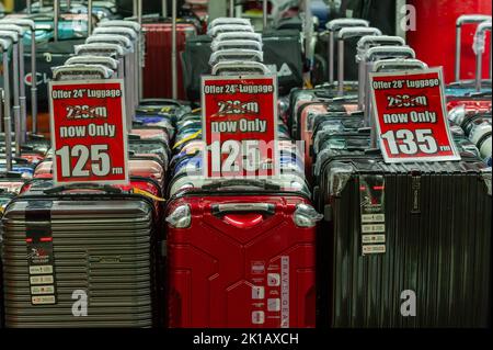 Verkauf von Koffern auf dem Nachtmarkt in der Petaling Street, Chinatown, Kuala Lumpur, Malaysia Stockfoto