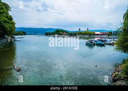 Deutschland, Insel Lindau Hafenboote ankern im Hafen des bodensees in schöner Naturlandschaft Panoramablick Stockfoto