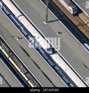 Luftaufnahme, Hamm Westf. Hauptbahnhof, Bahnsteige und ICE-Zug, EISKUPPLUNG, EISTRENNUNG, Zentrum, Hamm, Ruhrgebiet, Nordrhein-Westfalen, Deutschland Stockfoto