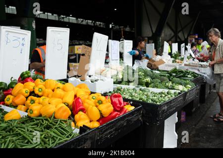 Frau kauft Gemüse auf Paddy's Fresh Food Market in Flemington, Sydney - New South Wales, Australien Stockfoto