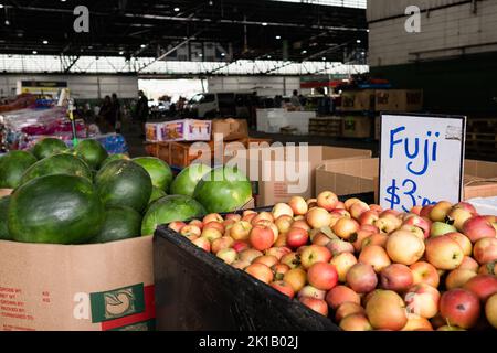 Fuji Äpfel und Wassermelonen zum Verkauf auf Paddy's Fresh Food Market in Flemington, Sydney – New South Wales, Australien Stockfoto