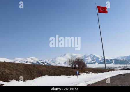 Erzurum Blick von der Spitze der Bastionen. Erzurum Winterlandschaft. Türkische Flagge. Palandoken Berg im Hintergrund. Stockfoto