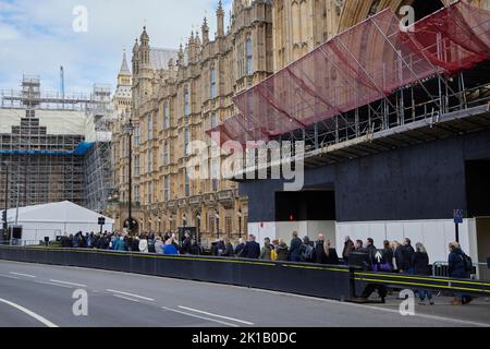 London, Großbritannien. 17. September 2022. Die Schlange für den Besuch von Königin Elizabeth II. Liegt im Zustand und wartet geduldig auf ihre letzte Ehre. Westminster Hall am Palace of Westminster London. VEREINIGTES KÖNIGREICH. Quelle: Phil Crow/Alamy Live News Stockfoto