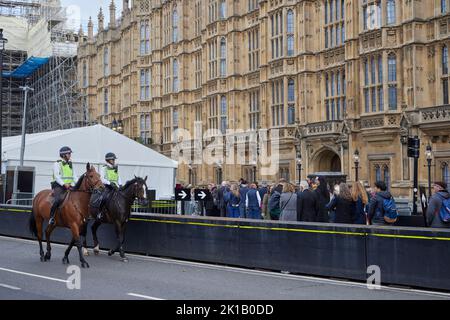 London, Großbritannien. 17. September 2022. Die Schlange für den Besuch von Königin Elizabeth II. Liegt im Zustand und wartet geduldig auf ihre letzte Ehre. Westminster Hall am Palace of Westminster London. VEREINIGTES KÖNIGREICH. Quelle: Phil Crow/Alamy Live News Stockfoto