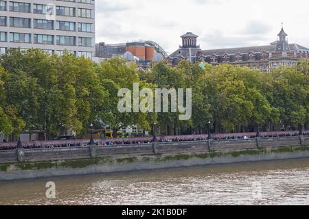 London, Großbritannien. 17. September 2022. Die Schlange für den Besuch von Königin Elizabeth II. Liegt im Zustand und wartet geduldig auf ihre letzte Ehre. Westminster Hall am Palace of Westminster London. VEREINIGTES KÖNIGREICH. Quelle: Phil Crow/Alamy Live News Stockfoto