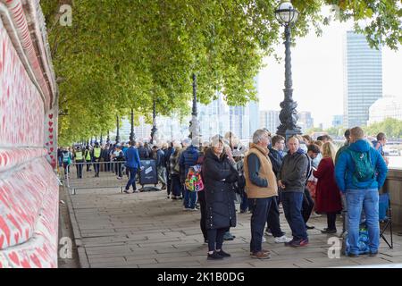 London, Großbritannien. 17. September 2022. Die Schlange für den Besuch von Königin Elizabeth II. Liegt im Zustand und wartet geduldig auf ihre letzte Ehre. Westminster Hall am Palace of Westminster London. VEREINIGTES KÖNIGREICH. Quelle: Phil Crow/Alamy Live News Stockfoto