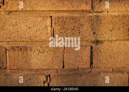 Rissiger Ziegel in einer Wand Stockfoto