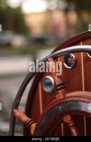 Eine vertikale Nahaufnahme eines alten hölzernen Bootsrades Stockfoto