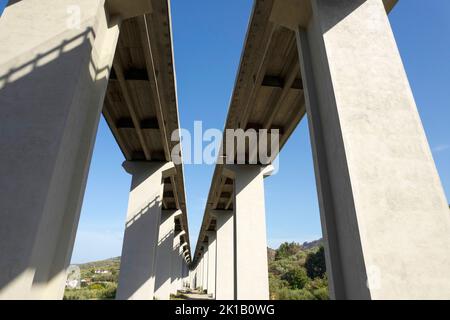 Fotografische Dokumentation eines Autobahnabschnitts auf Stahlbetonmasten Stockfoto