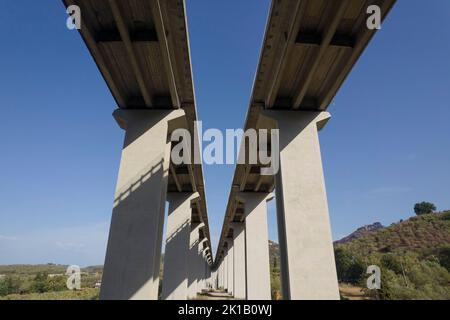 Fotografische Dokumentation eines Autobahnabschnitts auf Stahlbetonmasten Stockfoto