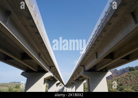 Fotografische Dokumentation eines Autobahnabschnitts auf Stahlbetonmasten Stockfoto