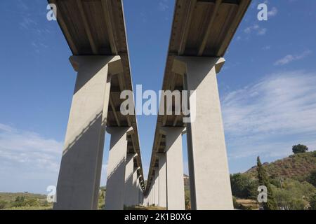 Fotografische Dokumentation eines Autobahnabschnitts auf Stahlbetonmasten Stockfoto