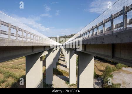 Fotografische Dokumentation eines Autobahnabschnitts auf Stahlbetonmasten Stockfoto