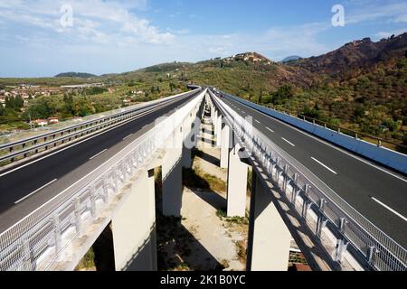 Fotografische Dokumentation eines Autobahnabschnitts auf Stahlbetonmasten Stockfoto