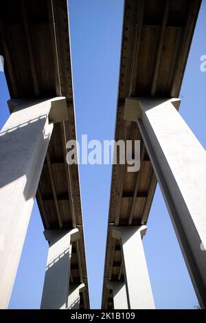 Fotografische Dokumentation eines Autobahnabschnitts auf Stahlbetonmasten Stockfoto