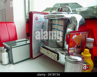 Tischkonsole für eine Jukebox in Eddie Rocket's Diner (Johnny Rocket's Diner) Stockfoto