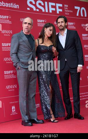 San Sebastian, Spanien. 16. September 2022. Penelope Cruz, Luis Tosar, Juan Diego Botto besuchten den Roten Teppich „On the Fringe (en los margenes)“ während des San Sebastian International Film Festival 70. am 16. September 2022 im Victoria Eugenia Theater in Donostia / San Sebastian, SpanienDonostia / San Sebastian. Spanien. 20220916, Foto von ABACAPRESS.COM Quelle: Abaca Press/Alamy Live News Stockfoto