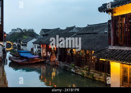 Nachtansicht von Zhouzhuang, Suzhou, China Stockfoto