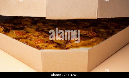 Hände öffnen Box mit Mozzarella Käse Pizza, Lieferung Pizza. Stockfoto