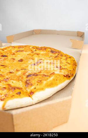 goldene Pizza margherita mit Mozzarella-Käse aus der Nähe. Stockfoto