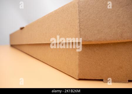 Hände öffnen Box mit Mozzarella Käse Pizza, Lieferung Pizza. Stockfoto