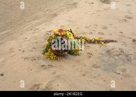 Symbol von Asti visarjan oder Schradh am Strand - hinduistisches traditionelles Ritual, Tribut zu bieten und an unsere Vorfahren zu erinnern. Stockfoto