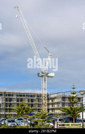 Wippende Jib Tower Crane über einem Gebäude im Bau in Busselton, Western Australia Stockfoto