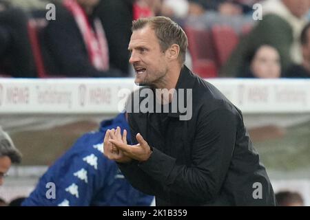 Mainz, Deutschland. 16. September 2022. Fußball: Bundesliga, FSV Mainz 05 - Hertha BSC, Matchday 7, Mewa Arena. Mainzer Coach Bo Svensson. Kredit: Thomas Frey/dpa - WICHTIGER HINWEIS: Gemäß den Anforderungen der DFL Deutsche Fußball Liga und des DFB Deutscher Fußball-Bund ist es untersagt, im Stadion und/oder vom Spiel aufgenommene Fotos in Form von Sequenzbildern und/oder videoähnlichen Fotoserien zu verwenden oder zu verwenden./dpa/Alamy Live News Stockfoto