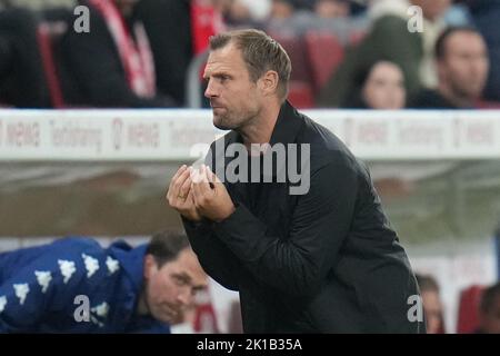 Mainz, Deutschland. 16. September 2022. Fußball: Bundesliga, FSV Mainz 05 - Hertha BSC, Matchday 7, Mewa Arena. Mainzer Coach Bo Svensson. Kredit: Thomas Frey/dpa - WICHTIGER HINWEIS: Gemäß den Anforderungen der DFL Deutsche Fußball Liga und des DFB Deutscher Fußball-Bund ist es untersagt, im Stadion und/oder vom Spiel aufgenommene Fotos in Form von Sequenzbildern und/oder videoähnlichen Fotoserien zu verwenden oder zu verwenden./dpa/Alamy Live News Stockfoto