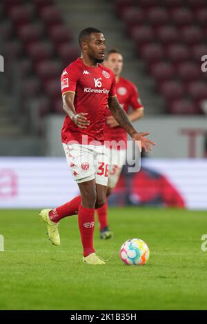 Mainz, Deutschland. 16. September 2022. Fußball: Bundesliga, FSV Mainz 05 - Hertha BSC, Matchday 7, Mewa Arena. Marlon Mustapha aus Mainz. Kredit: Thomas Frey/dpa - WICHTIGER HINWEIS: Gemäß den Anforderungen der DFL Deutsche Fußball Liga und des DFB Deutscher Fußball-Bund ist es untersagt, im Stadion und/oder vom Spiel aufgenommene Fotos in Form von Sequenzbildern und/oder videoähnlichen Fotoserien zu verwenden oder zu verwenden./dpa/Alamy Live News Stockfoto