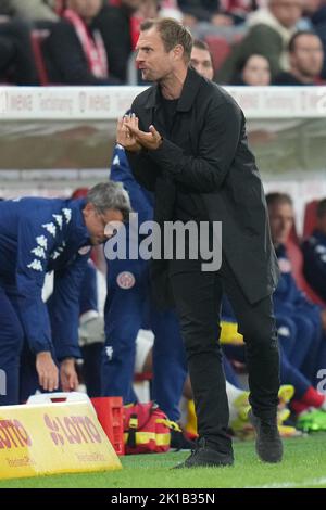 Mainz, Deutschland. 16. September 2022. Fußball: Bundesliga, FSV Mainz 05 - Hertha BSC, Matchday 7, Mewa Arena. Mainzer Coach Bo Svensson. Kredit: Thomas Frey/dpa - WICHTIGER HINWEIS: Gemäß den Anforderungen der DFL Deutsche Fußball Liga und des DFB Deutscher Fußball-Bund ist es untersagt, im Stadion und/oder vom Spiel aufgenommene Fotos in Form von Sequenzbildern und/oder videoähnlichen Fotoserien zu verwenden oder zu verwenden./dpa/Alamy Live News Stockfoto