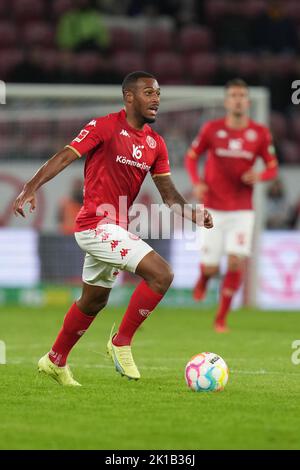 Mainz, Deutschland. 16. September 2022. Fußball: Bundesliga, FSV Mainz 05 - Hertha BSC, Matchday 7, Mewa Arena. Marlon Mustapha aus Mainz. Kredit: Thomas Frey/dpa - WICHTIGER HINWEIS: Gemäß den Anforderungen der DFL Deutsche Fußball Liga und des DFB Deutscher Fußball-Bund ist es untersagt, im Stadion und/oder vom Spiel aufgenommene Fotos in Form von Sequenzbildern und/oder videoähnlichen Fotoserien zu verwenden oder zu verwenden./dpa/Alamy Live News Stockfoto