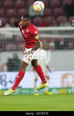 Mainz, Deutschland. 16. September 2022. Fußball: Bundesliga, FSV Mainz 05 - Hertha BSC, Matchday 7, Mewa Arena. Die Mainzer Marlon Mustapha- Credit: Thomas Frey/dpa - WICHTIGER HINWEIS: Gemäß den Anforderungen der DFL Deutsche Fußball Liga und des DFB Deutscher Fußball-Bund ist es untersagt, im Stadion und/oder vom Spiel aufgenommene Fotos in Form von Sequenzbildern und/oder videoähnlichen Fotoserien zu verwenden oder zu verwenden./dpa/Alamy Live News Stockfoto