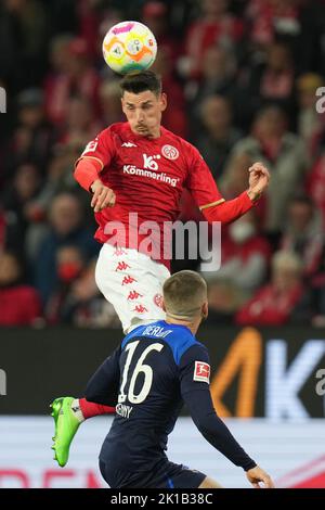 Mainz, Deutschland. 16. September 2022. Fußball: Bundesliga, FSV Mainz 05 - Hertha BSC, Matchday 7, Mewa Arena. Das Mainz der Mainzer Anthony Caci an der Kopfzeile. Kredit: Thomas Frey/dpa - WICHTIGER HINWEIS: Gemäß den Anforderungen der DFL Deutsche Fußball Liga und des DFB Deutscher Fußball-Bund ist es untersagt, im Stadion und/oder vom Spiel aufgenommene Fotos in Form von Sequenzbildern und/oder videoähnlichen Fotoserien zu verwenden oder zu verwenden./dpa/Alamy Live News Stockfoto