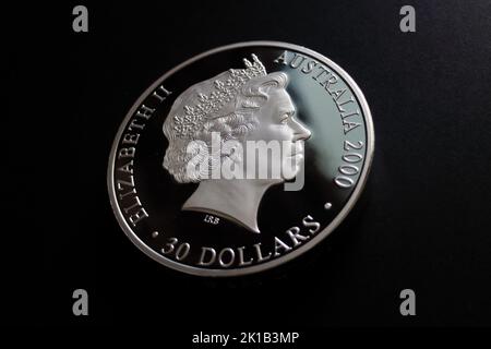 Queen Elizabeth II 30 Dollar 1 kg Silbermünze auf schwarzem Hintergrund Stockfoto