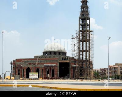 Kairo, Ägypten, Juli 4 2022: Al Imam Al Zahaby neue Moschee Masjid im Bau gegen den sonnigen blauen Himmel mit dem Moschee Minarett mit w umgeben Stockfoto