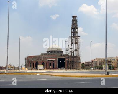 Kairo, Ägypten, Juli 4 2022: Al Imam Al Zahaby neue Moschee Masjid im Bau gegen den sonnigen blauen Himmel mit dem Moschee Minarett mit w umgeben Stockfoto