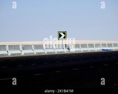Kurve voraus Zeichen in einer freien Autobahn, ein Warnzeichen der Straße einer rechten Kurve voraus für Autofahrer, um die gefährliche kurvige Abbiegung Straße zu warnen Stockfoto