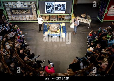 Leiden, Niederlande. 17. September 2022. 2022-09-17 10:32:31 LEIDEN - Ein gefrorener Mondfisch, der 400 Kilogramm im Naturalis Naturmuseum wiegt. Das fast 2 Meter lange und 184 Zentimeter hohe Tier wurde im letzten Winter auf Ameland an Land gespült. Am Samstag wurde unter den wachsamen Augen der Besucher der Prozess der Einrichtung gestartet. ANP SANDER KONING netherlands Out - belgium Out Credit: ANP/Alamy Live News Stockfoto