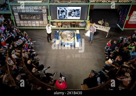 Leiden, Niederlande. 17. September 2022. 2022-09-17 10:32:22 LEIDEN - Ein gefrorener Mondfisch, der 400 Kilogramm im Naturalis Naturmuseum wiegt. Das fast 2 Meter lange und 184 Zentimeter hohe Tier wurde im letzten Winter auf Ameland an Land gespült. Am Samstag wurde unter den wachsamen Augen der Besucher der Prozess der Einrichtung gestartet. ANP SANDER KONING netherlands Out - belgium Out Credit: ANP/Alamy Live News Stockfoto