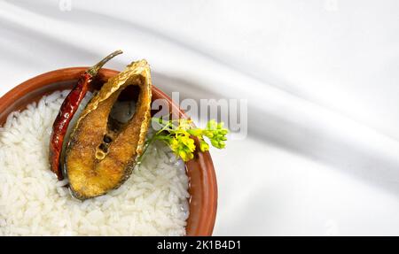 Ilish panta Bengali Neujahr festliche Gericht. Boishakh panta ilish mit grünem Chili und Zwiebeln. Panta bhat ist bei Bengalis in Indien und Bangladesh beliebt Stockfoto