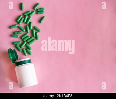 Medikamentenflasche und weiße Pillen verschüttet auf blauem pastellfarbenem Hintergrund. Medikamente und verschreibungspflichtige Pillen flach legen Hintergrund. Speicherplatz Kopieren Stockfoto