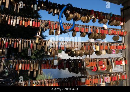 Ljubljana, Slowenien, liebt Vorhängeschlösser am Zaun der Metzgerbrücke (Slowenisch: Mesarski Most) über den Fluss Ljubljanica Stockfoto