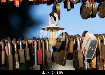 Babydummy für glückliche Geburt und Liebesschlösser auf der Metzgerbrücke in Ljubljana, Slowenien Stockfoto