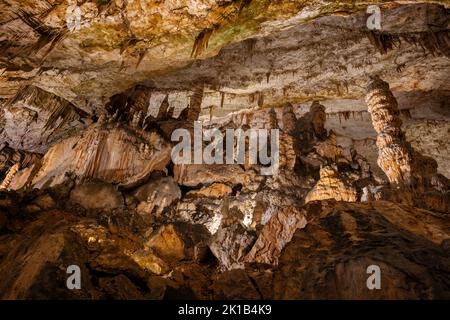 Postojna-Höhle (Postojnska jama) landschaftlich reizvoller Innenraum in Slowenien, unterirdische Felsformationen im Karsthöhlensystem. Stockfoto