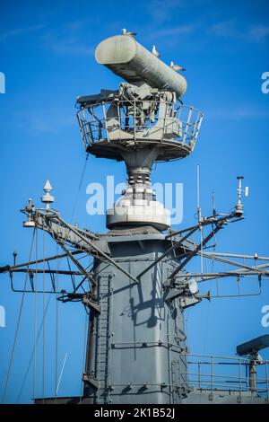 Bild einer militärischen Radarluftüberwachung auf dem Turm eines Marineschiffs. Stockfoto