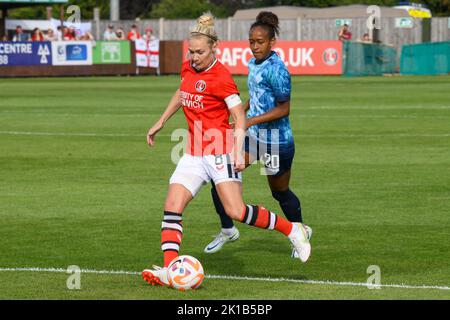 Crayford, Großbritannien. 28. August 2022. Crayford, England, August 28. 2022: Emily Simpkins (8 Charlton Athletic) und Atlanta Primus (20 London City Lionesses) im Einsatz während des Barclays FA Womens Championship-Spiels zwischen Charlton Athletic und London City Lionesses im Oakwood in Crayford, England. (Dylan Clinton/SPP) Quelle: SPP Sport Press Photo. /Alamy Live News Stockfoto