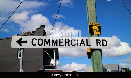 Glänzende Nahaufnahme des Straßenschilds der Commercial Road nach links mit blauem Himmel im Hintergrund Stockfoto